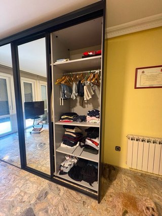 Armario puertas espejo negro y madera