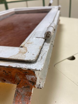Ventana antigua con marco blanco