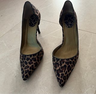 Zapatos de tacón con estampado de leopardo