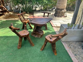 Mesa y 4 sillas de jardín en olivo macizo