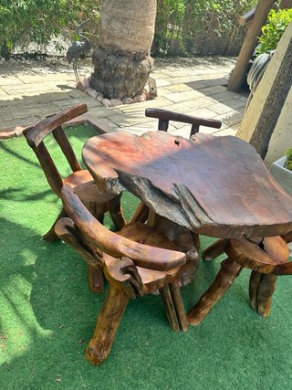 Mesa y 4 sillas de jardín en olivo macizo