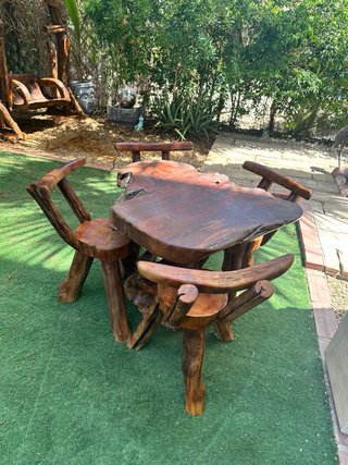 Mesa y 4 sillas de jardín en olivo macizo