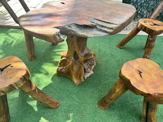 Mesa y 4 sillas de jardín en olivo macizo