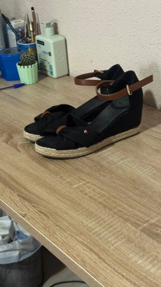 Sandalias Tommy Hilfiger negras y marrones
