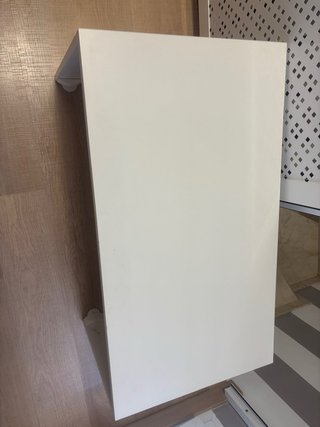 Escritorio blanco y silla