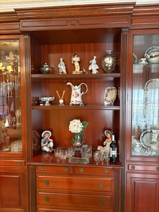 Mueble de salón clásico madera y cristal