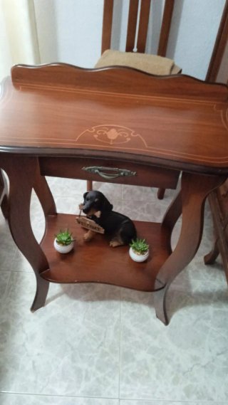 Mesita recibidor de madera muy nueva.