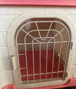 Caseta para perro rosa y blanca