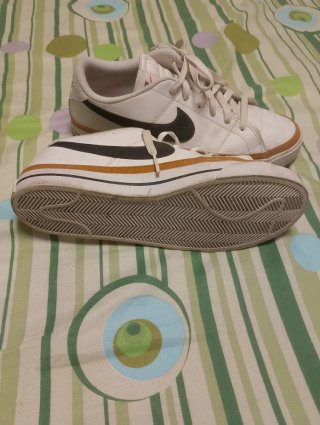 Zapatillas Nike Hombre Blancas y Negras.