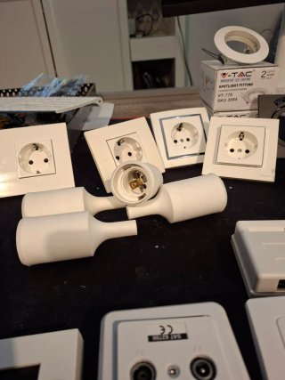 Enchufes, interruptores, lamparas y luces Led.