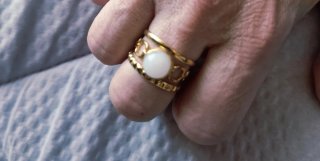 Anillo dorado con piedra blanca