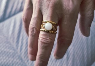 Anillo dorado con piedra blanca
