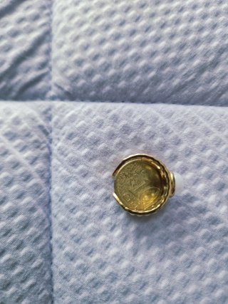 Anillo dorado con piedra blanca