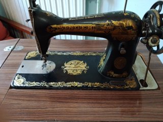 Máquina de coser Singer con mueble