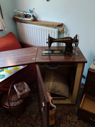 Máquina de coser Singer con mueble