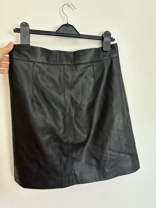 Falda efecto piel H&M botones negra Talla M