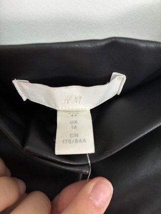 Falda efecto piel H&M botones negra Talla M