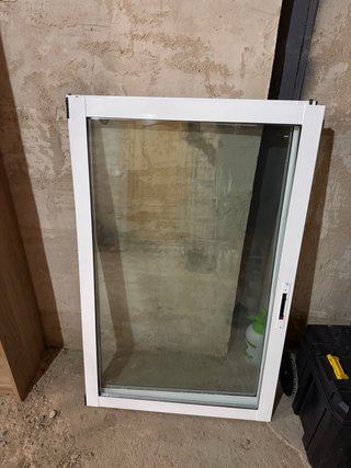 Ventana aluminio blanco con persiana