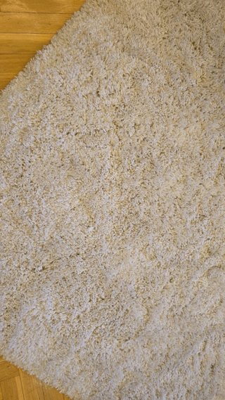 Alfombra beige y blanca de tela