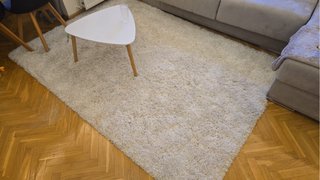 Alfombra beige y blanca de tela