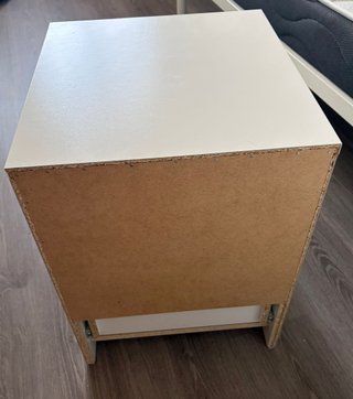 Mesita de noche blanca con cajón