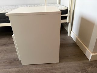 Mesita de noche blanca con cajón