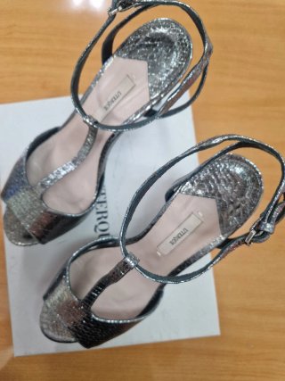 Sandalias tacón T-strap gris plata labrada Talla 4