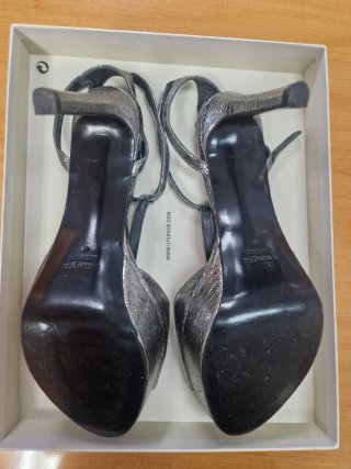 Sandalias tacón T-strap gris plata labrada Talla 4