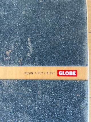 Skate con diseño de ojo y cubo de basura