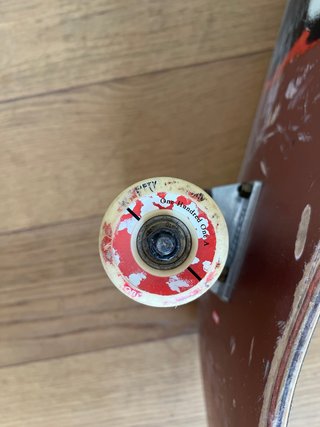 Skate con diseño de ojo y cubo de basura