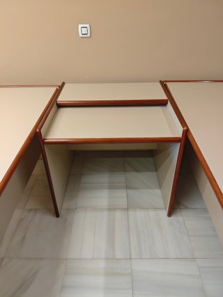 Mesa de oficina beige y marrón