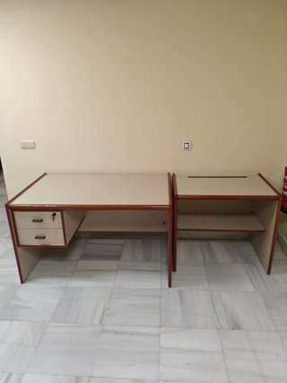 Mesa de oficina beige y marrón