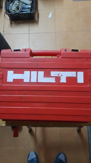 Taladro Hilti SF 121-A con cargador y baterías