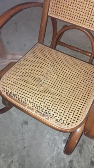 Mecedora de madera antigua para restaurar