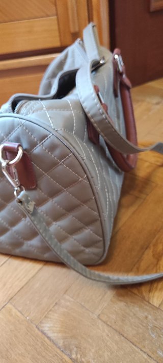 Bolso acolchado con asa y correa
