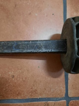 Cincel de hierro con mango