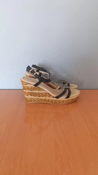 Sandalias cuña negras con tiras y abalorios
