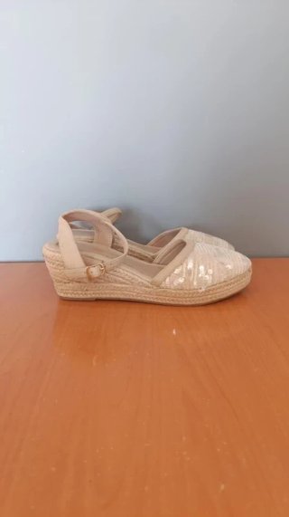 Alpargatas cuña lentejuelas beige/doradas