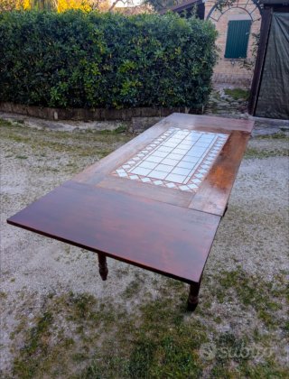 Tavolo in noce/ceramiche, restaurato e allungabile