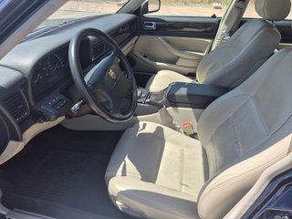 Jaguar XJ Sport clásico 1996 en garaje, histórico.