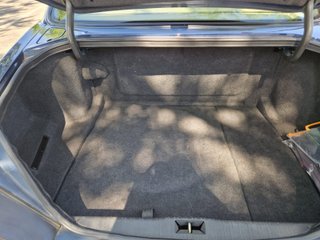 Jaguar XJ Sport clásico 1996 en garaje, histórico.