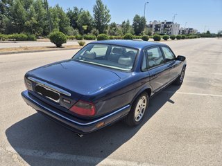 Jaguar XJ Sport clásico 1996 en garaje, histórico.