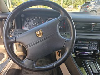 Jaguar XJ Sport clásico 1996 en garaje, histórico.