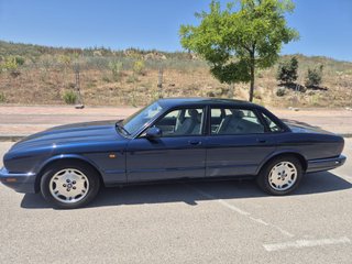 Jaguar XJ Sport clásico 1996 en garaje, histórico.