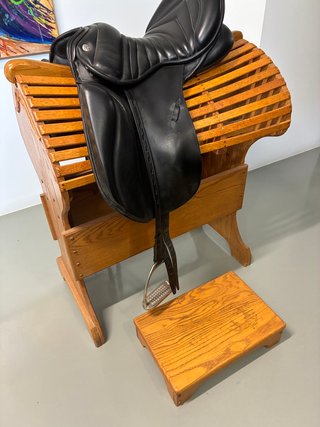 Soporte para montura caballo de madera.