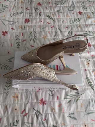 Zapatos de tacón dorados
