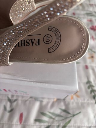 Zapatos de tacón dorados