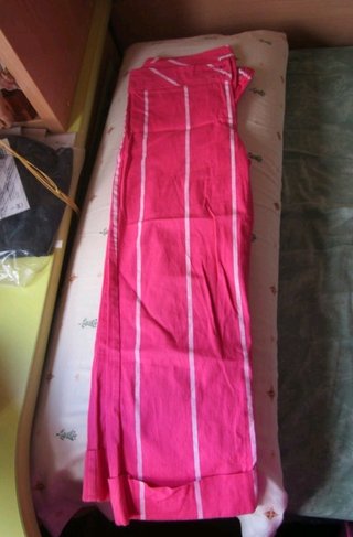 Pantalones piratas rosas con rayas blancas