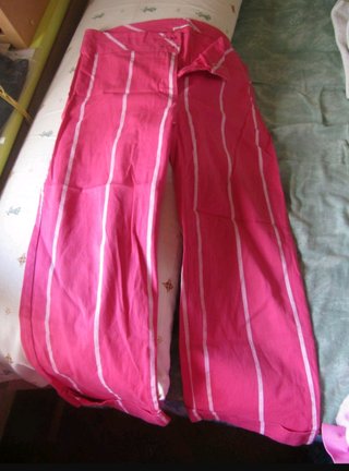 Pantalones piratas rosas con rayas blancas
