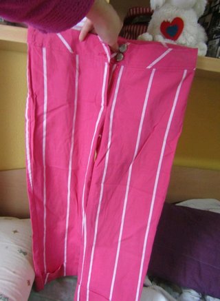 Pantalones piratas rosas con rayas blancas